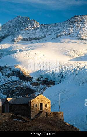 Monte leone rifugio monte leone di montagna e ghiacciaio chaltwassergletscher, regione del Sempione, canton Vallese, Svizzera Foto Stock