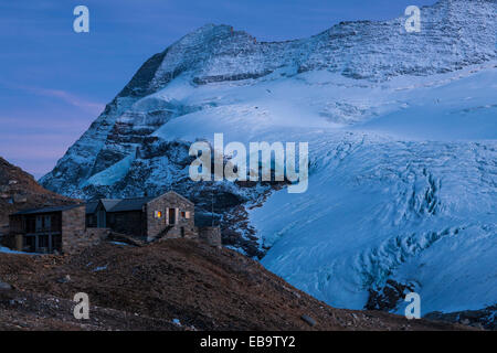 Monte leone rifugio monte leone di montagna e ghiacciaio chaltwassergletscher, regione del Sempione, canton Vallese, Svizzera Foto Stock