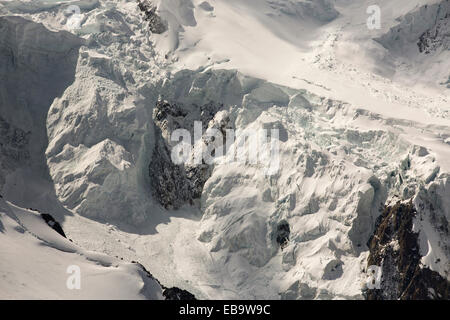 Mont Blanc e il Ghiacciaio Bossons dall'Aiguille du Midi, Francia. Foto Stock