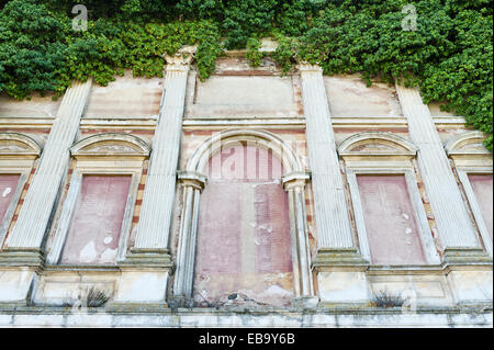 Villa Trissino Marzotto, Vicenza, Italia. Trompe l'oeil dipinse persiane sulla facciata della villa inferiore in rovina, distrutta da un incendio nel 1841 Foto Stock