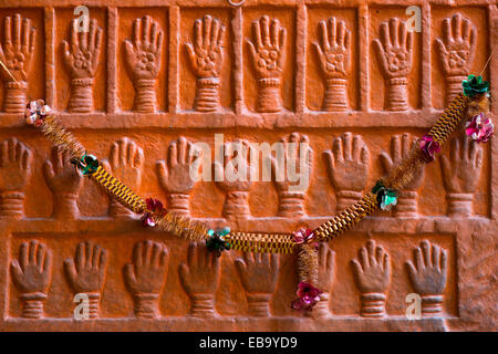 Sati pietre, palm stampe del royal vedove del Maharaja Man Singh che ha commesso auto-immolazione, Forte Mehrangarh, Jodhpur Foto Stock