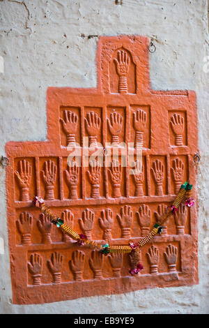 Sati pietre, palm stampe del royal vedove del Maharaja Man Singh che ha commesso auto-immolazione, Forte Mehrangarh, Jodhpur Foto Stock