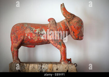 Nandi, Bull, Monte del dio indù Shiva, scultura lignea, Kochi, Kerala, India Foto Stock