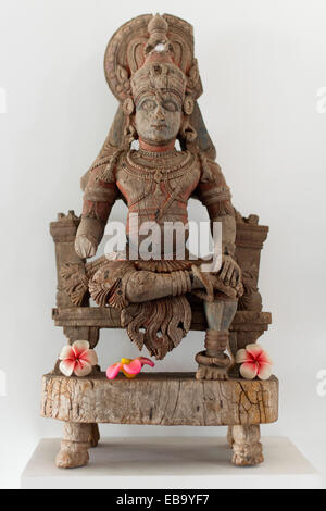 Vecchia scultura in legno raffigurante una divinità Indù, Kochi, Kerala, India Foto Stock