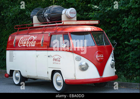 Volkswagen Tipo 2, Bus VW T1, Bulli, costruito nel 1950, con la pubblicità per la Coca Cola, Landshut, Bassa Baviera, Baviera, Germania Foto Stock