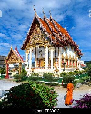 Monaco in piedi di fronte a Wat Phra Nang Sang, un tempio buddista, Phuket, Provincia di Phuket, Tailandia Foto Stock