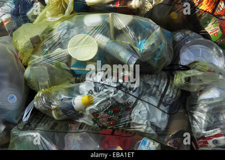 Giallo sacchi della spazzatura, riciclaggio sacchi per la raccolta di materiali della confezione riciclabili, Biberach an der Riss, Alta Svevia Foto Stock
