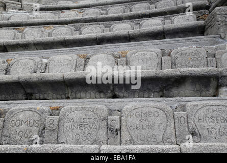 File di sedili al Minack Theatre, Porthcurno, St Levan, Cornwall, England, Regno Unito Foto Stock