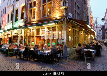 La zona pedonale con i ristoranti al crepuscolo, Bruxelles, la regione di Bruxelles, Belgio Foto Stock