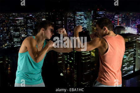 Giovani uomini contro mano-a-mano Foto Stock