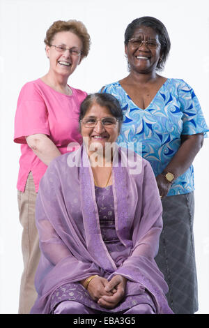 Gruppo multirazziale delle donne anziane sorridente, Foto Stock