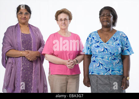 Gruppo multirazziale delle donne anziane sorridente, Foto Stock
