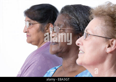 Gruppo multirazziale delle donne anziane in profilo, Foto Stock
