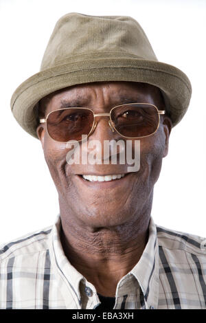 Ritratto di un vecchio uomo che indossa un cappello e occhiali sorridente, Foto Stock