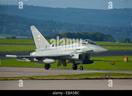 Eurofighter Typhoon FRG4 veloce militare jet da combattimento sulla pista di rullaggio a RAF Lossiemouth. SCO 9243 Foto Stock