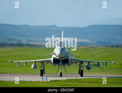 Eurofighter Typhoon FRG4 veloce militare jet da combattimento sulla pista di rullaggio a RAF Lossiemouth. SCO 9244 Foto Stock