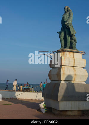 Statua di Joseph Francois Dupleix dal mare nella ex unione francese territorio di Pondicherry, Tamil Nadu, India Foto Stock