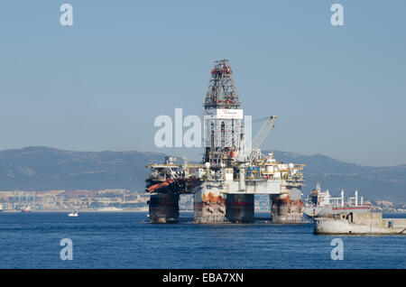 Transocean sviluppo Rig trapanatore II ormeggiato nella baia di Gibilterra appena fuori il porto di Gibilterra Foto Stock