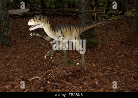 Predatori di dinosauri Deinonychus (Cretaceo era) oltre 30 specie di statue realistiche a Dinopark Zoo di Amersfoort, Paesi Bassi. Foto Stock