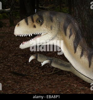 Predatori di dinosauri Deinonychus (Cretaceo era) oltre 30 specie di statue realistiche a Dinopark Zoo di Amersfoort, Paesi Bassi. Foto Stock