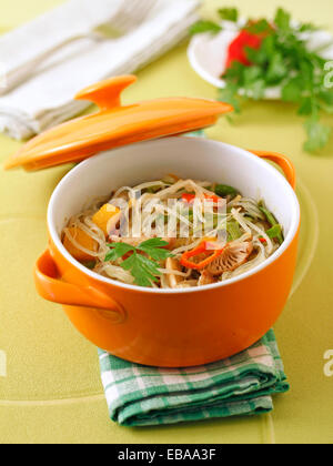 Riso tagliatelle con verdure. Ricetta disponibile. Foto Stock