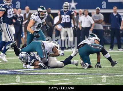 Arlington, Texas, Stati Uniti d'America. 27 Nov, 2014. Dallas Cowboys running back DeMarco Murray (29) viene arrestato a breve sul quarto giù da Philadelphia Eagles inside linebacker Mychal Kendricks (95) durante un'NFL partita di calcio tra Philadelphia Eagles e Dallas Cowboys Domenica, Novembre 27th, 2014, presso AT&T Stadium di Arlington, Texas. Credito: Cal Sport Media/Alamy Live News Foto Stock