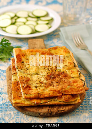 Pizza con le zucchine. Ricetta disponibile. Foto Stock