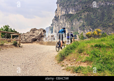 Gruppo di biker nella parte anteriore del lago di Garda in Italia Foto Stock