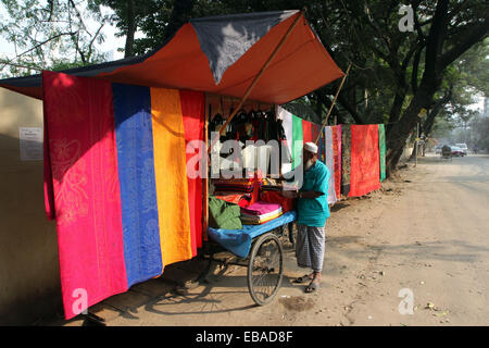 Dacca 22 novembre 2014. Un venditore ambulante è la vendita Nakshi kantha a Dhaka. Foto Stock