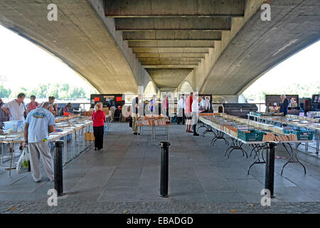 Open Air di seconda mano del mercato del libro sotto il ponte di Waterloo Foto Stock