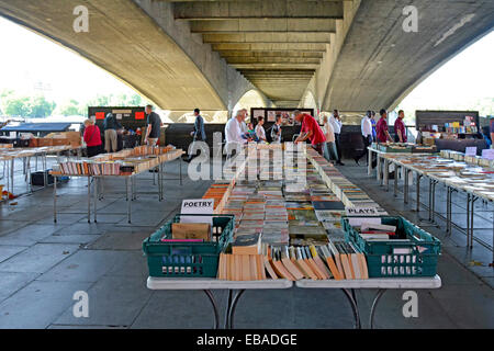 Righe di seconda mano libri al mercato all'aperto sotto il ponte di Waterloo Foto Stock