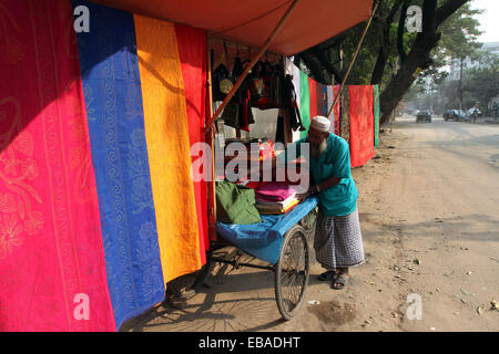 Dacca 22 novembre 2014. Un venditore ambulante è la vendita Nakshi kantha a Dhaka. Foto Stock