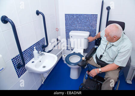 Sedia a rotelle maschio utente lavaggio loo in accessibile con sedia a rotelle WC, Foto Stock