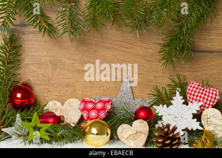 Felice Natale decorazione su sfondo di legno Foto Stock