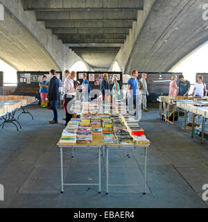 Righe di seconda mano libri al mercato all'aperto sotto il ponte di Waterloo Foto Stock