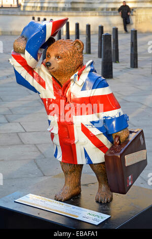 Paddington Bear statua al Churchill War Rooms la sfilata delle Guardie a Cavallo Londra Inghilterra REGNO UNITO "Paddington Jack' da Davina McCall Foto Stock