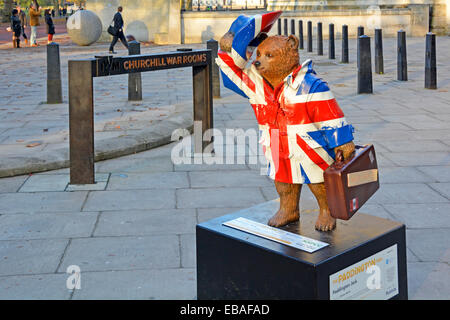 Paddington Bear statua al Churchill War Rooms la sfilata delle Guardie a Cavallo Londra Inghilterra REGNO UNITO "Paddington Jack' da Davina McCall Foto Stock