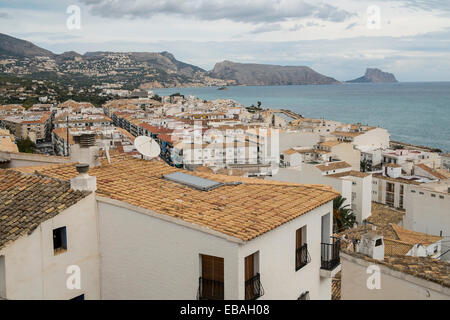 Una vista di Altea Città Vecchia, Valencia, Spagna guardando verso Calpe. Foto Stock