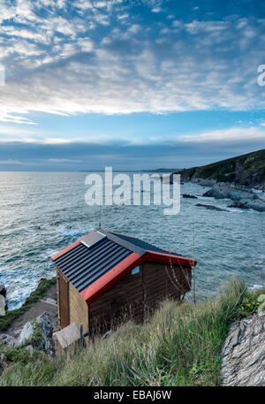 Capanna in legno su scogliere a freathy su Whitsand Bay in Cornovaglia Foto Stock