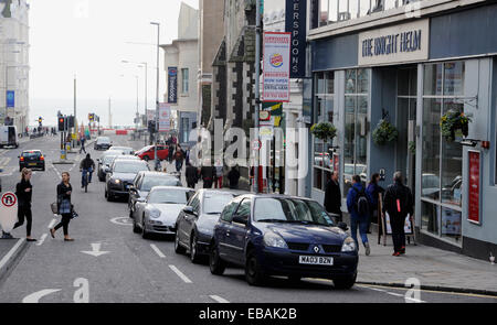 Brighton SUSSEX REGNO UNITO 28 Novembre 2014 - agli acquirenti di coda per ottenere in The Churchill Square Shopping Centre parcheggi oggi come loro gregge di acquistare occasioni sulla Venerdì nero Foto Stock