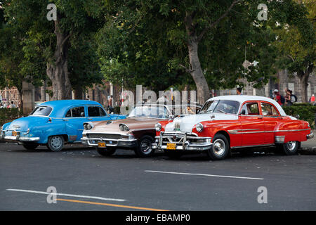 Auto d'epoca, Parque de la Fraternidad Americana, Havana, Cuba Foto Stock