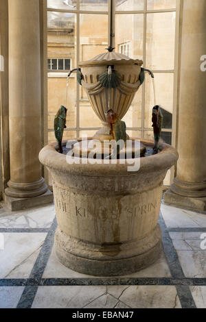 Il Re molla fontana di acqua all'interno della camera della pompa a Bath Museo delle Terme Romane Foto Stock