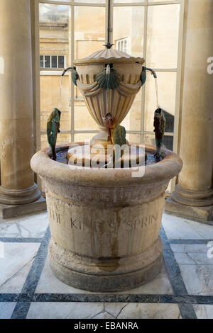 Il Re molla fontana di acqua all'interno della camera della pompa a Bath Museo delle Terme Romane Foto Stock