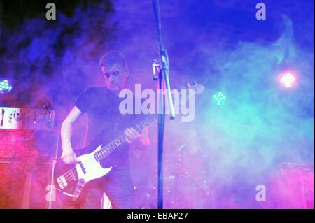 Glasgow, Scotland, Regno Unito. 27 Novembre, 2014. Ex membri di benzina che emozione riformato come l eterna Yeah, eseguendo solo gig in Glasgow. Nella foto: Brendan Kelly Credito: Tony Clerkson/Alamy Live News Foto Stock