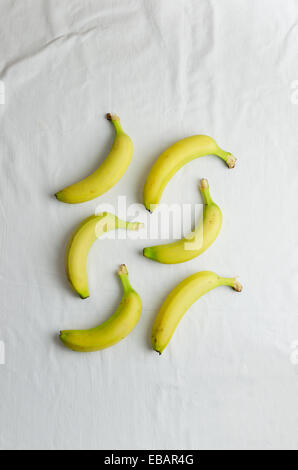 Più banane sopra un panno bianco, sopra visualizza Foto Stock