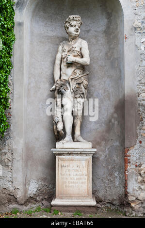 Una statua romana del dio Bacco nei giardini rinascimentali del Giardino giusti di Verona. L'iscrizione lo descrive come "amante, non guerriero" Foto Stock