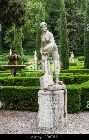 Una statua romana classica vicino all'ingresso dei superbi giardini rinascimentali del Giardino giusti, Verona, Veneto, Italia Foto Stock