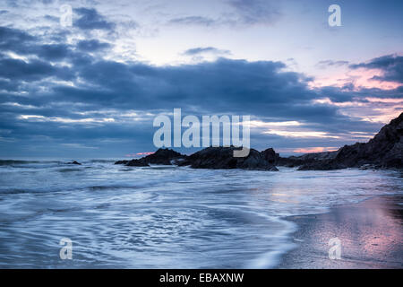 Sharrow spiaggia vicino Freathy sulla costa della Cornovaglia Foto Stock