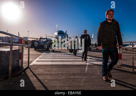 I passeggeri sbarcati da un volo Ryanair presso l'aeroporto di Dublino in Irlanda Foto Stock