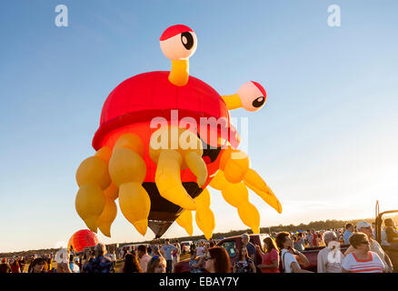 Queesbury, New York, Stati Uniti d'America - 20 Settembre 2013: la folla guarda come una forma speciale di aria calda il palloncino è gonfiato prima del volo Foto Stock